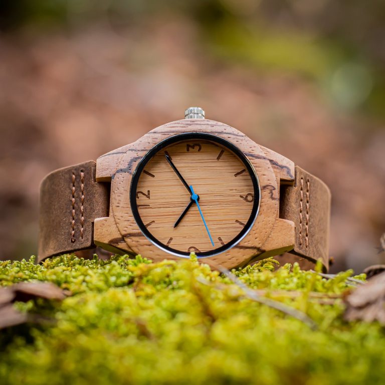 Reloj digital con correa de madera Cassius - Woodenson